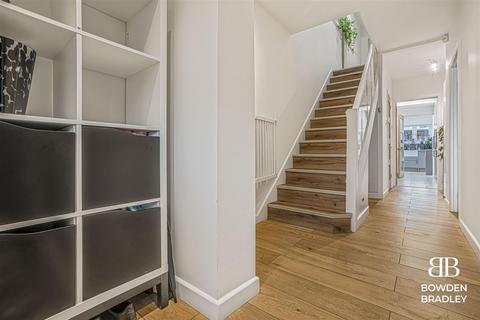 80 Farnes Drive, Romford, RM2 6NT