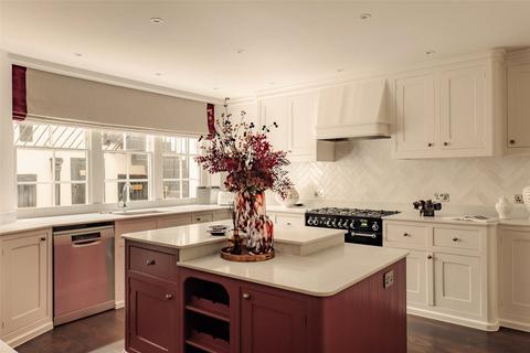 undefined, Ennismore Gardens, Knightsbridge, SW7