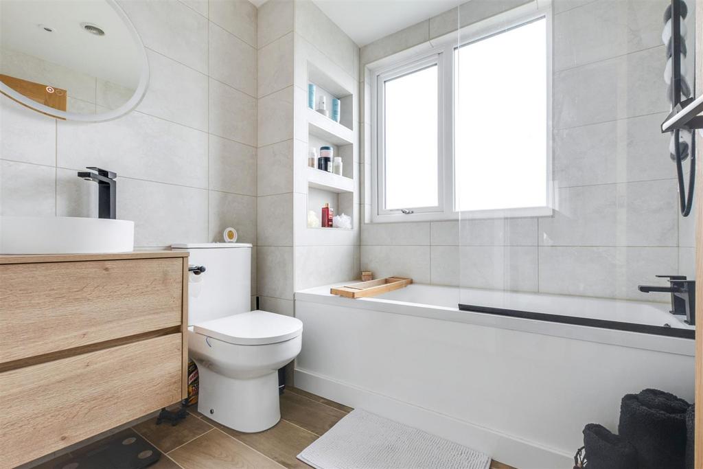 Bathroom 1.jpeg