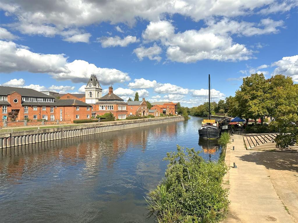 Delightful Riverside Setting 624