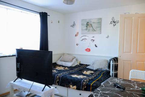 1 bedroom flat for sale, Linnet Close, London N9