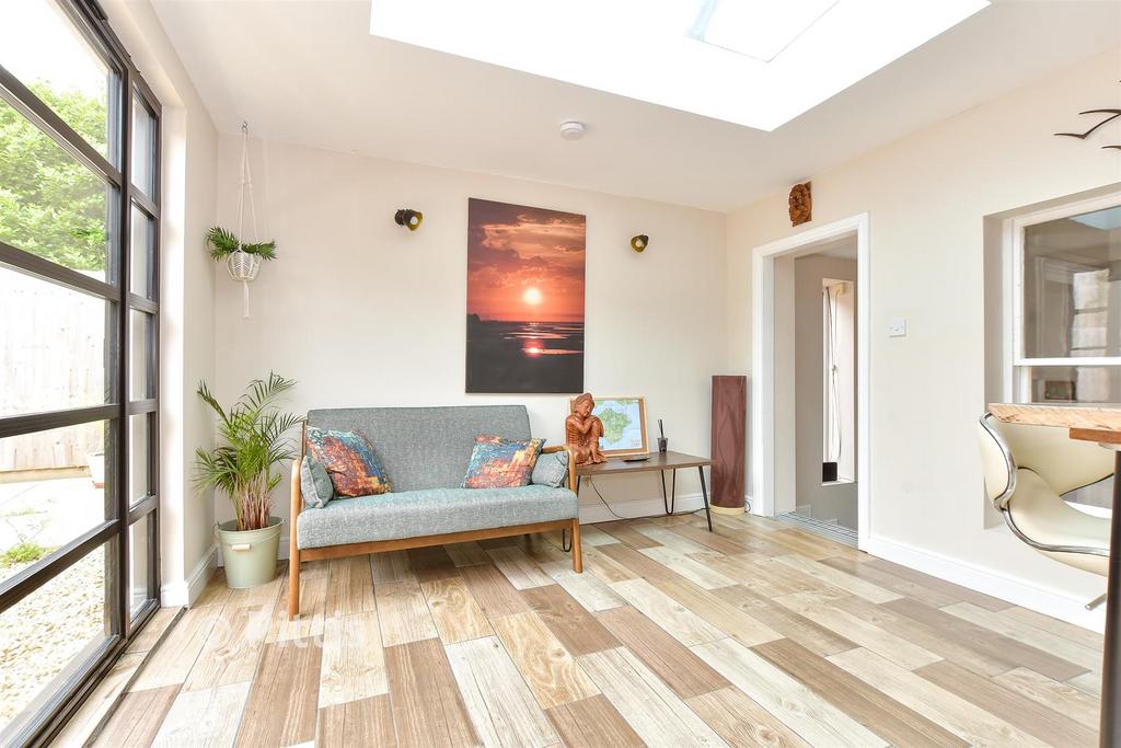 Kitchen/ Breakfast Area