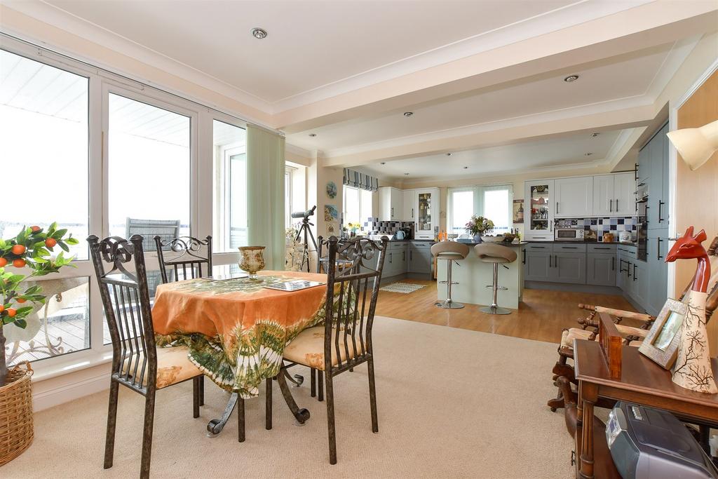Lounge/Dining Area