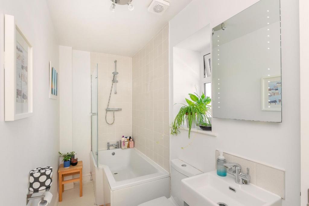 H4 P0 RCSN - Bathroom B.jpg