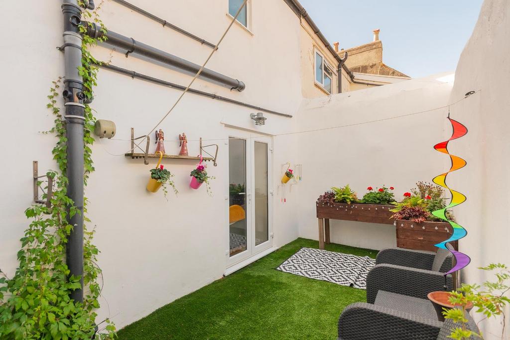 H4 P0 RCSN - Courtyard B.jpg