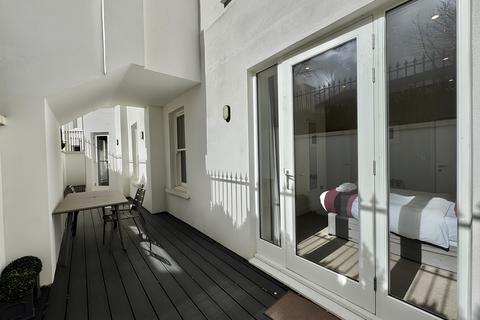 3 bedroom flat for sale, Oak Hill Road, Surbiton KT6