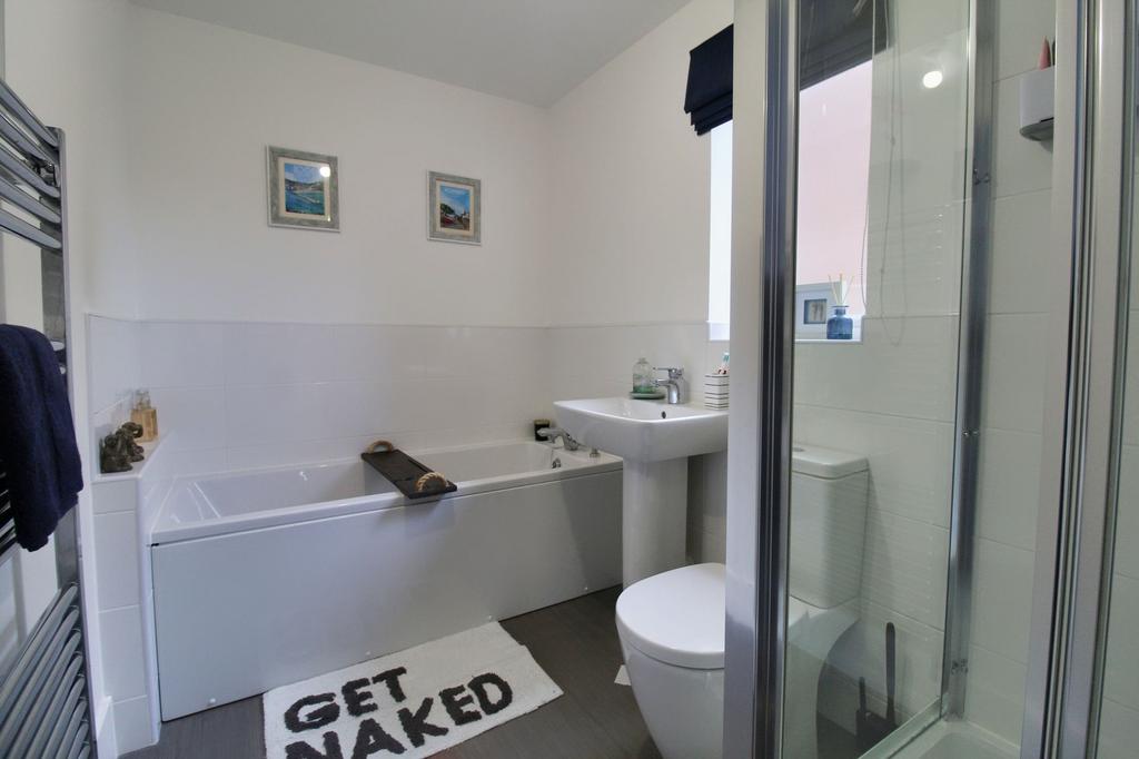 Main  En-Suite Bathroom