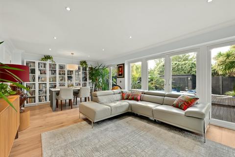 359 Hurst Road, West Molesey, KT8 1QW