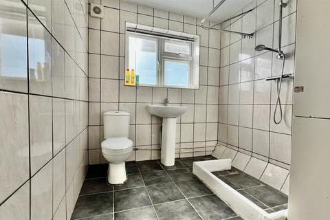2 bedroom apartment for sale, Lampton Road, Hounslow TW3