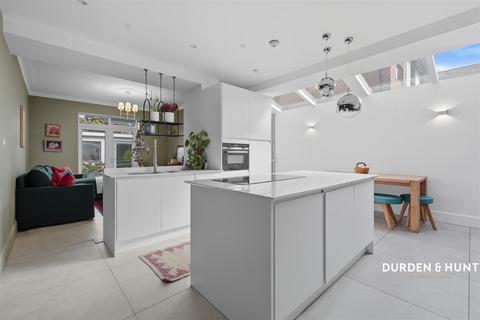 4 bedroom end of terrace house for sale, The Avenue, Hornchurch, RM12