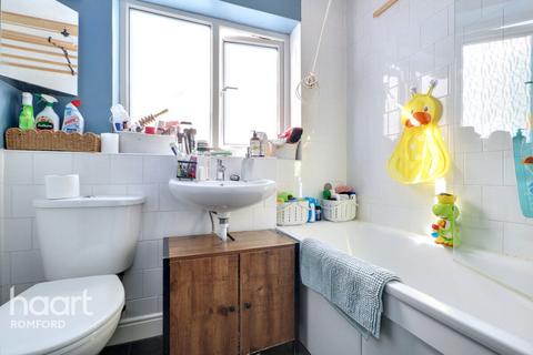 2 bedroom terraced house for sale, Grosvenor Road, Romford