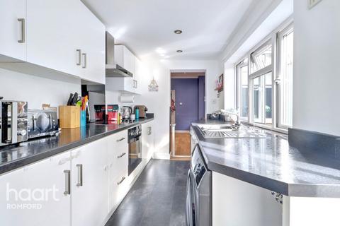 2 bedroom terraced house for sale, Grosvenor Road, Romford