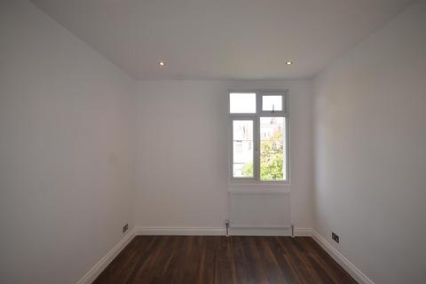 3 bedroom duplex to rent, Burnley Road, London
