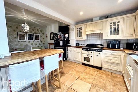 4 bedroom terraced house for sale, Kings Avenue, Greenford