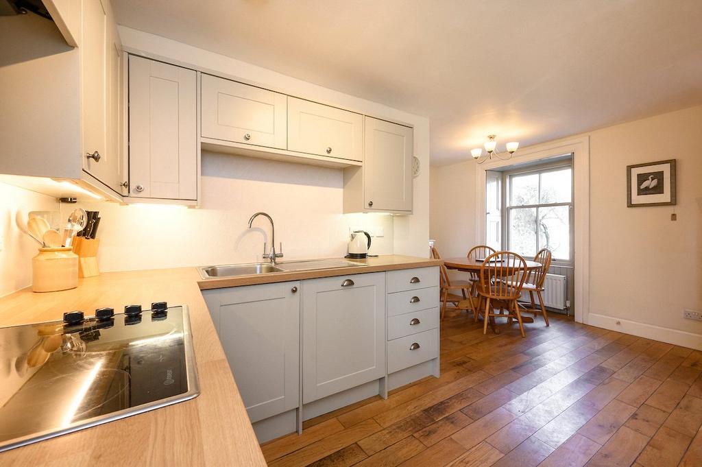 Stable Cot-Kitchen