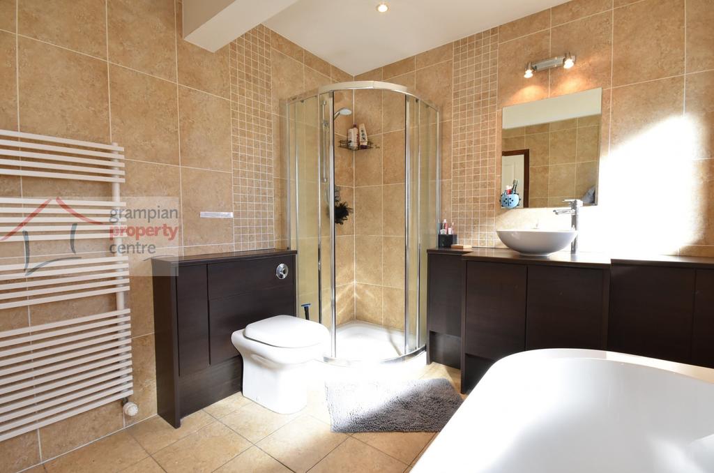 Ground floor bed 1 en-suite 2.JPG