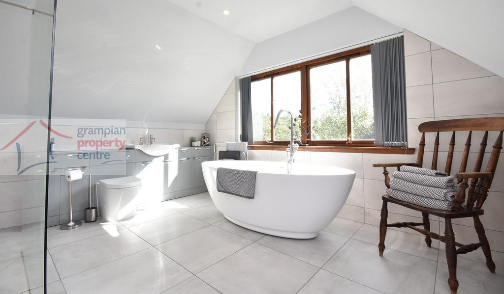 Bed 1 en-suite .JPG