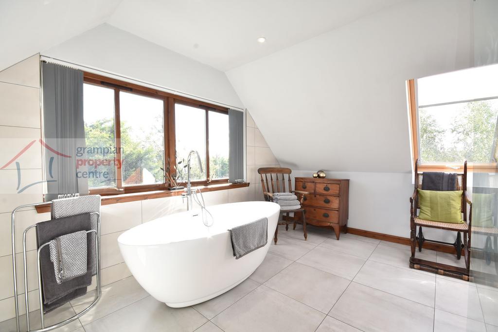 Bed 1 en-suite 2nd .JPG