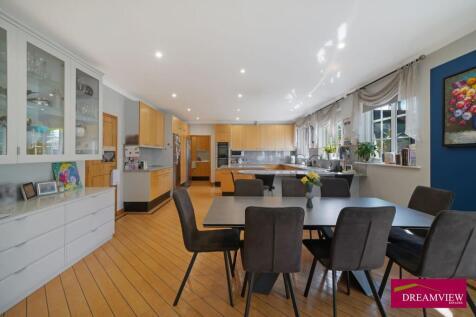 85138 house cranbourne gardens london greater lon