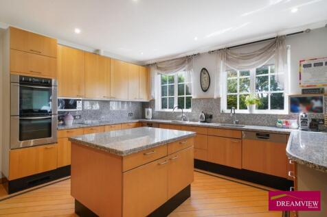 85138 house cranbourne gardens london greater lon