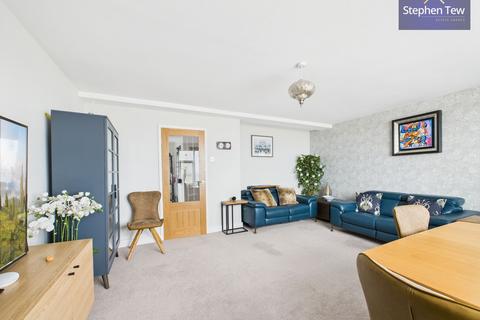 undefined, Promenade, Crescent Court Promenade, FY4