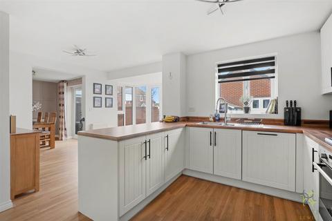 4 bedroom detached house for sale, Codling Road, Evesham WR11