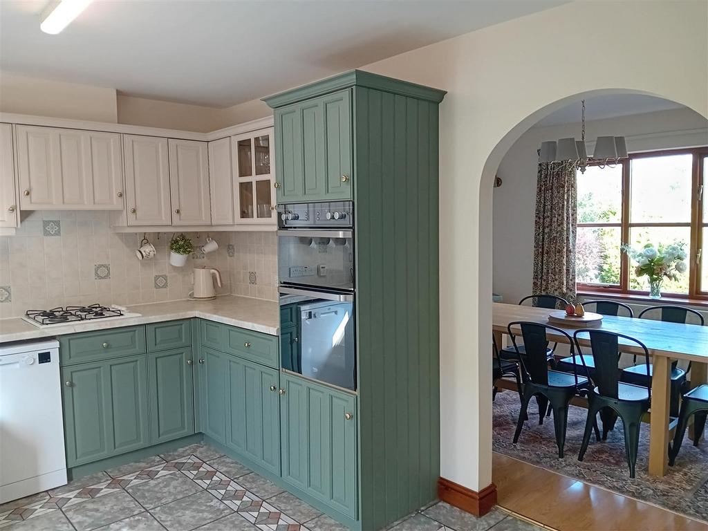 Kitchen 2.jpg