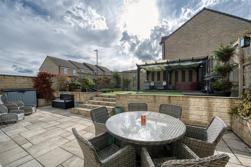 Garden - dining patio to lawn.jpg