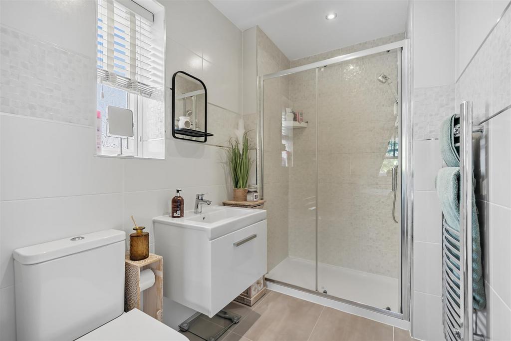 Bedroom One en-suite.jpg