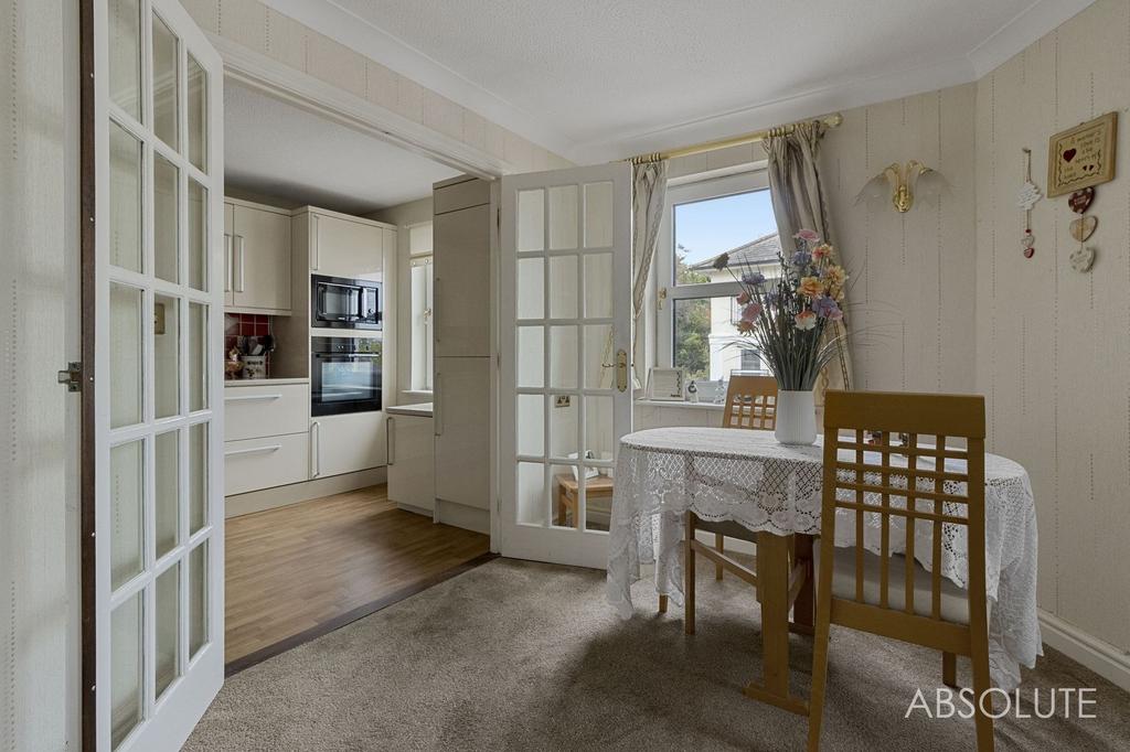Dining area to kitchen