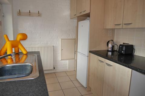 Studio to rent, Denziloe Avenue, Uxbridge, UB10