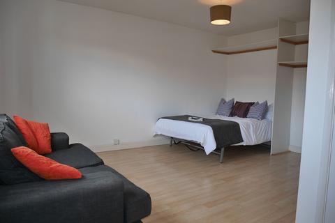 Studio to rent, Denziloe Avenue, Uxbridge, UB10