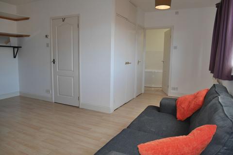 Studio to rent, Denziloe Avenue, Uxbridge, UB10