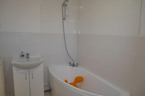 Studio to rent, Denziloe Avenue, Uxbridge, UB10