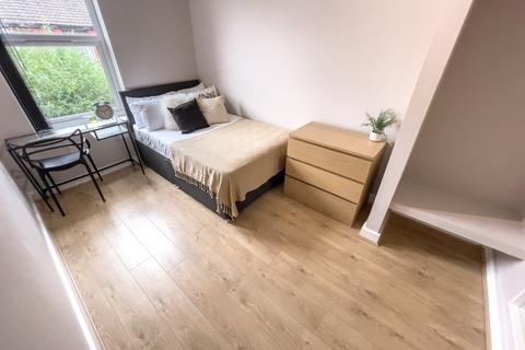 1 bedroom in a house share to rent, Esher Road, L6 6DE,