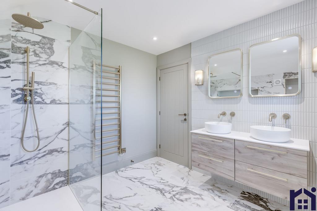 En suite to master