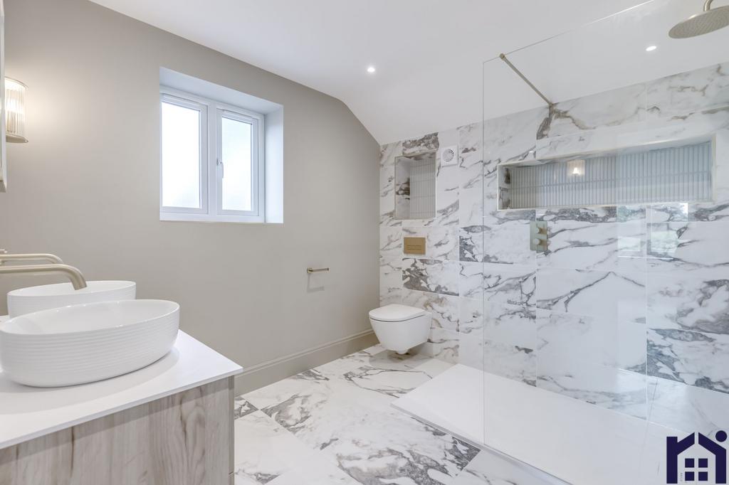 En suite to master