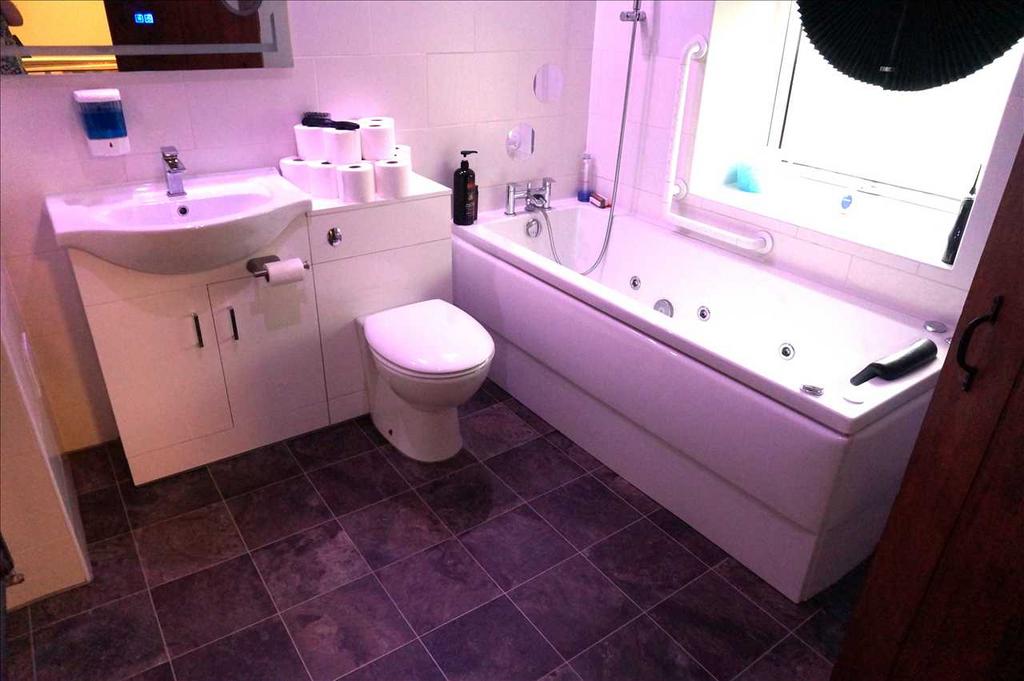 Family bathroom :