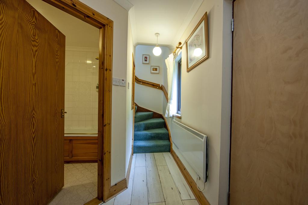1 Z6 E1037 Duart Hallway