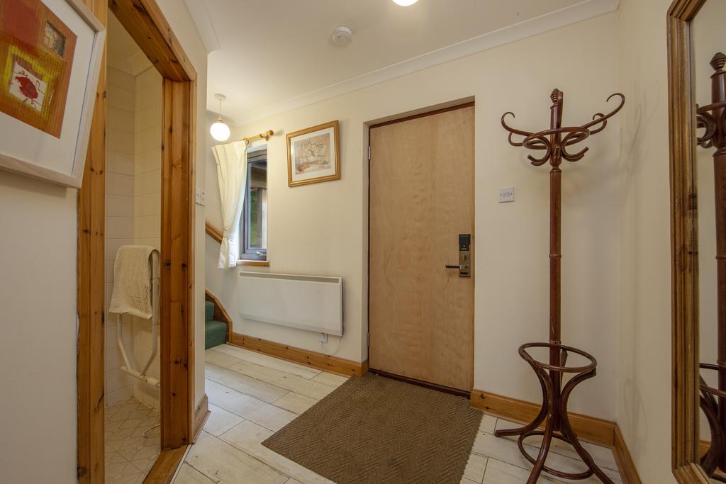 1 Z6 E1032 Duart Entrance Hallway