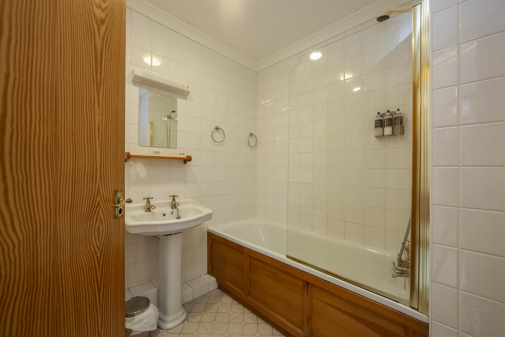 1 Z6 E1030 Duart Bathroom