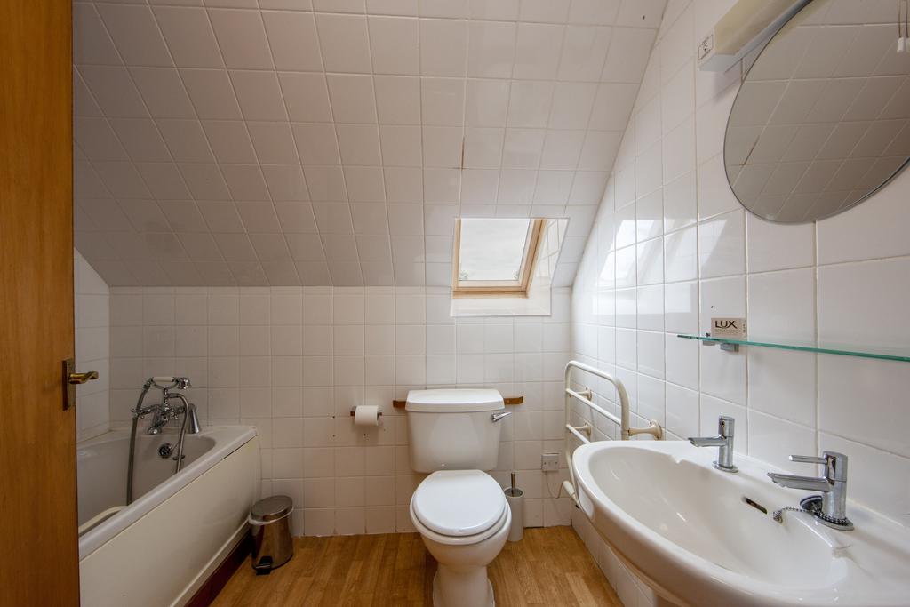 1 Z6 E0766 Upstairs bathroom skibo