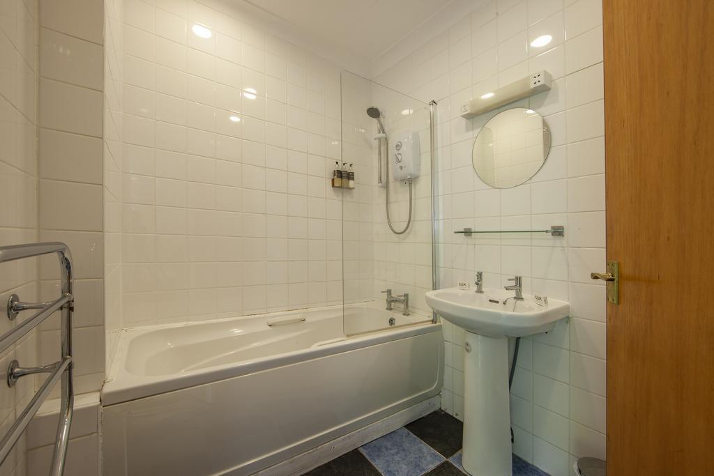 1 Z6 E0703 skibo Bathroom