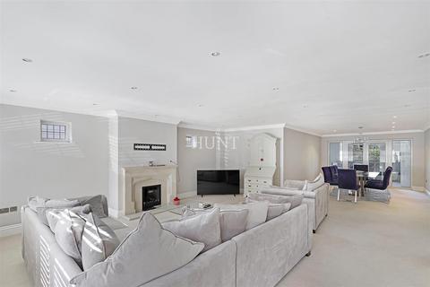 undefined, High Road, Chigwell, IG7