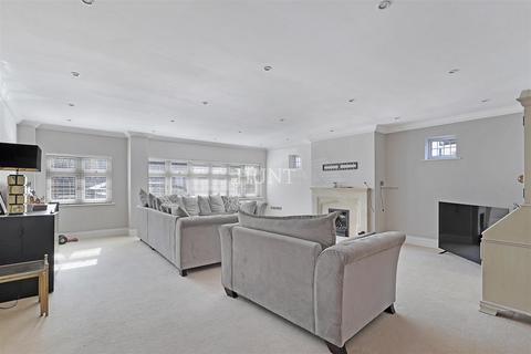 undefined, High Road, Chigwell, IG7