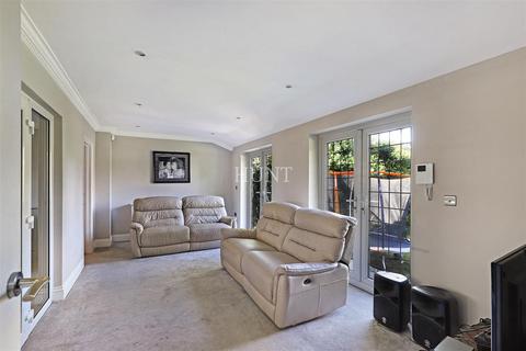 undefined, High Road, Chigwell, IG7