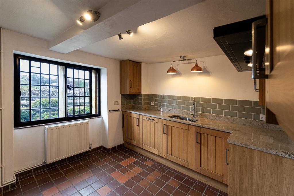 7 Kitchen.jpg
