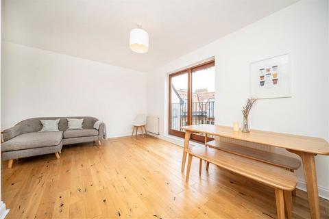 6 Oakley Yard, London, E2 6DU