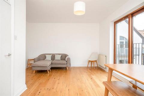 6 Oakley Yard, London, E2 6DU