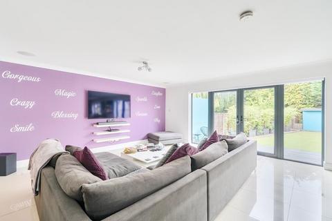 11 Broadway Road, Lightwater, GU18 5SL